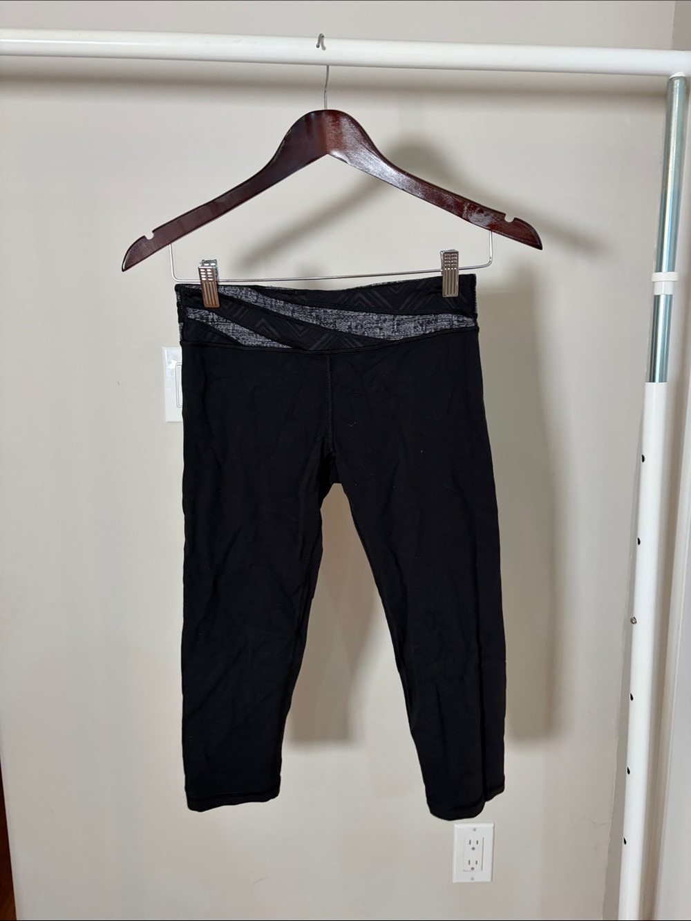 IVIVVA Black Cropped Yoga Capris with Contrast Waistband - Girls 14